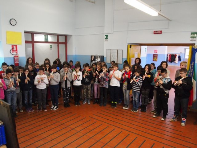 70- luigi e piero - i bambini suonano in onore dei fratelli partigiani foto di franco brunetta-800x600